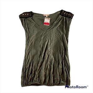 NWT Army green dressy v-neck top Emma’s Closet size small